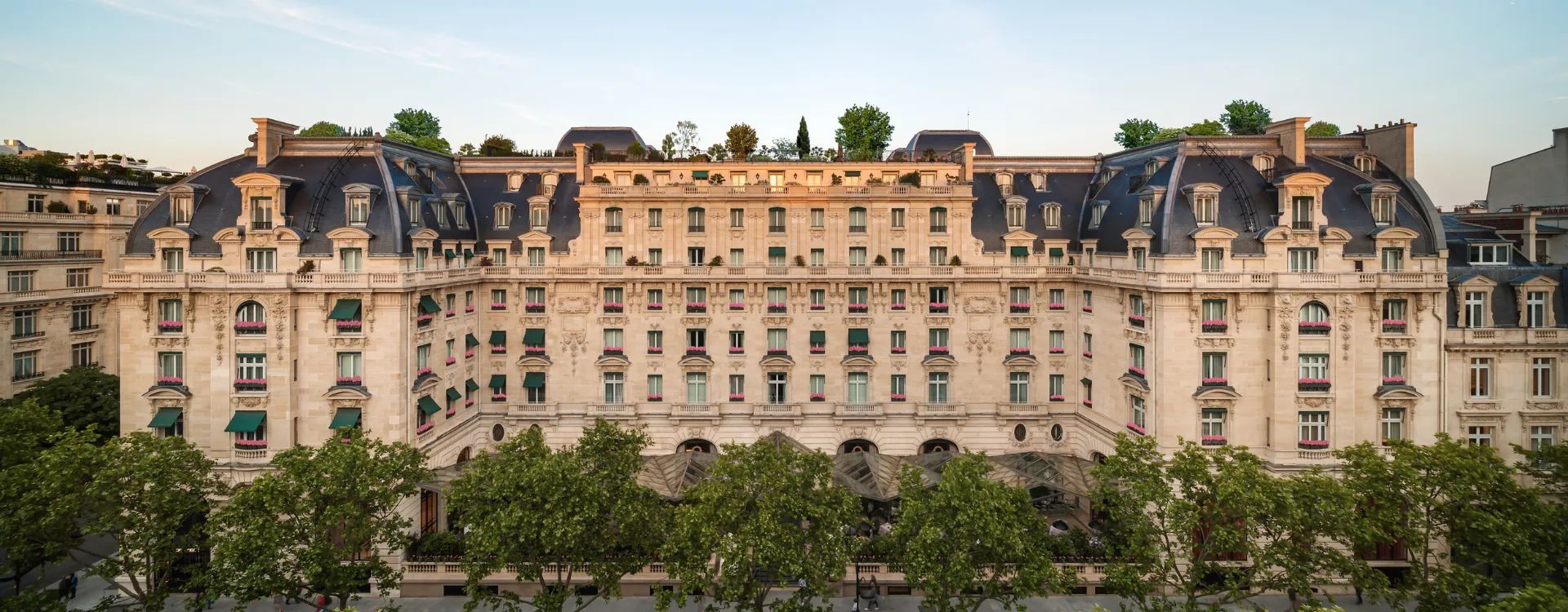 Exterior image of the gorgeous la peninsula hotel Paris