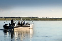 Boat cruise activity by Lolebezi