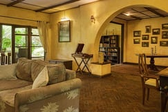 The lounge of the Farm House at Rivertrees Inn