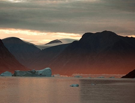 8-10 Total solar eclipse spotted over islands in the Arctic