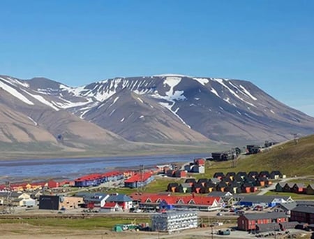 1 Total solar eclipse spotted over islands in the Arctic